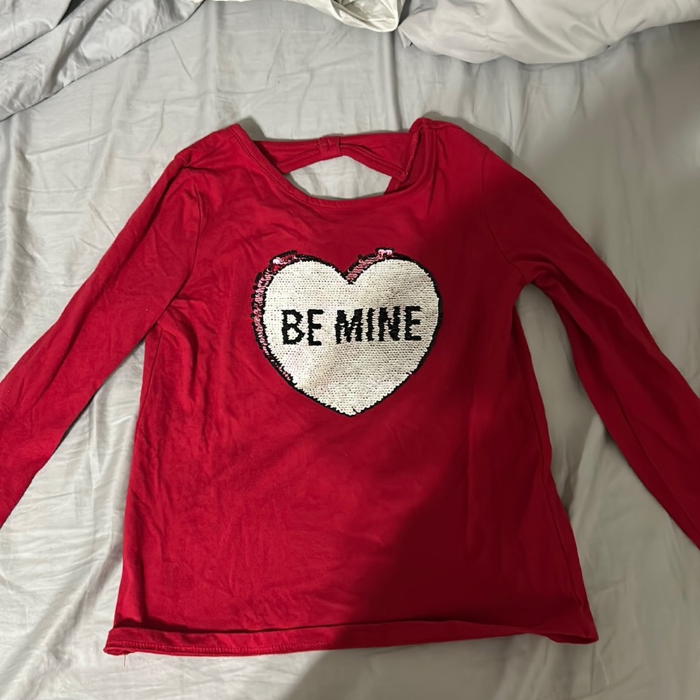 Long sleeve shirt. The heart goes from white to grey (by flipping the beads)